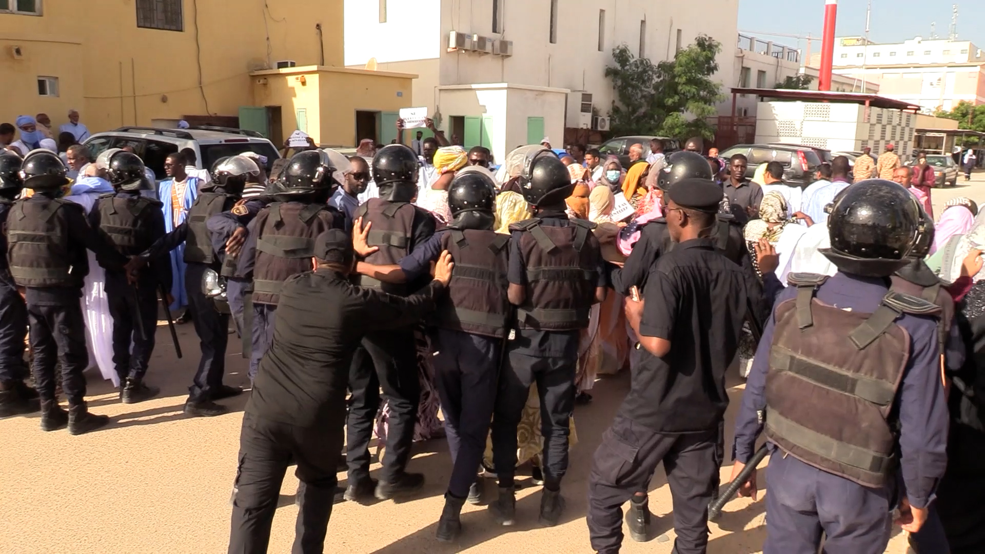 La toile s’enflamme après des violences policières contre des enseignants